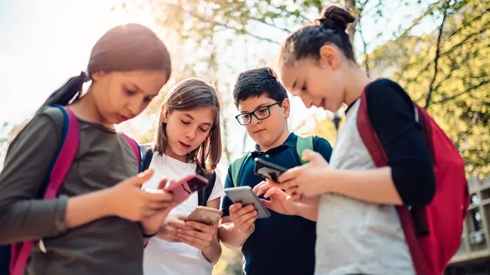 Lei Regulamentadora do Uso de Celulares nas Escolas Gera Debate Sobre Educação e Privacidade